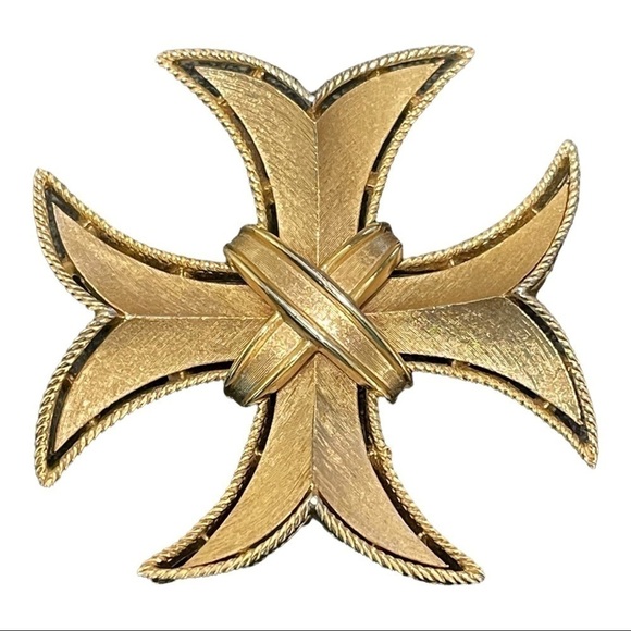 CROWN Trifari Maltese cross brooch brushed gold tone 2” square classic vintage - Picture 1 of 10